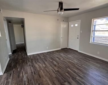 1247 Seminole Drive - Photo Thumbnail 2