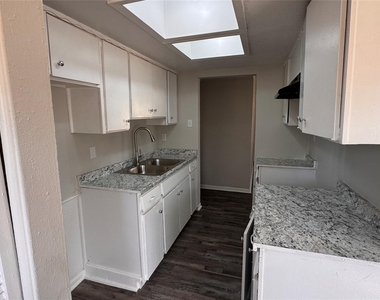 1247 Seminole Drive - Photo Thumbnail 6