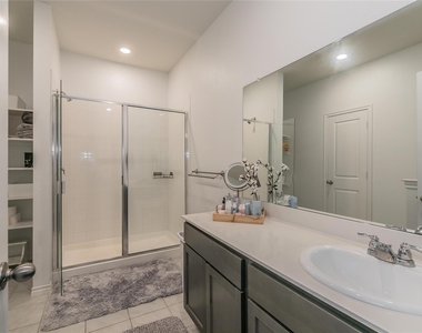 2405 Lupton Street - Photo Thumbnail 9