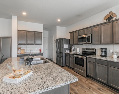 2405 Lupton Street - Photo Thumbnail 4