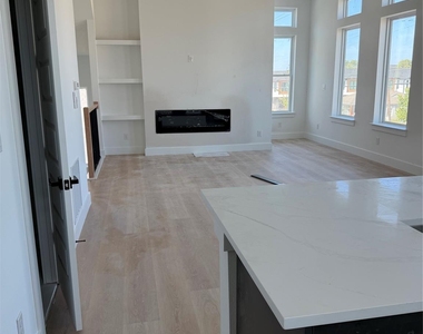 2204 Lovedale Avenue - Photo Thumbnail 2
