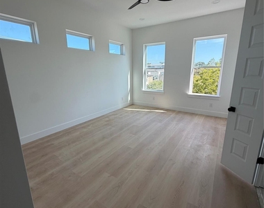 2204 Lovedale Avenue - Photo Thumbnail 12
