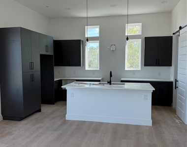 2204 Lovedale Avenue - Photo Thumbnail 5