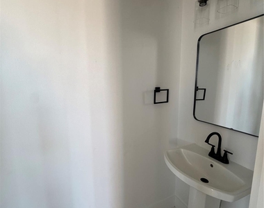 2204 Lovedale Avenue - Photo Thumbnail 9