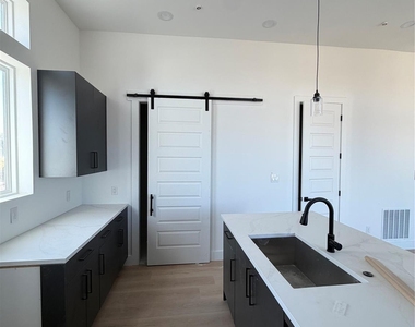 2204 Lovedale Avenue - Photo Thumbnail 7