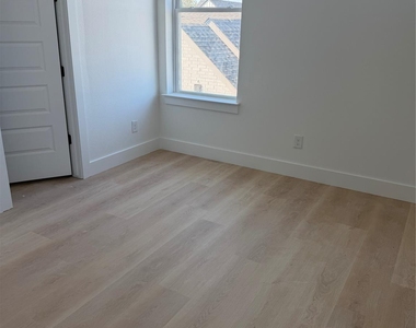 2204 Lovedale Avenue - Photo Thumbnail 21