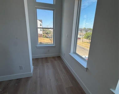2204 Lovedale Avenue - Photo Thumbnail 10