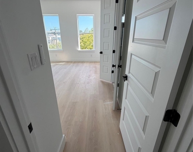 2204 Lovedale Avenue - Photo Thumbnail 11