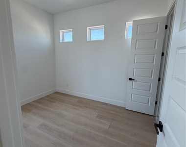 2204 Lovedale Avenue - Photo Thumbnail 18