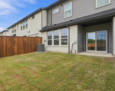 8852 Enclave Way - Photo Thumbnail 24