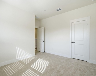 8852 Enclave Way - Photo Thumbnail 14