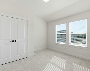 8852 Enclave Way - Photo Thumbnail 15
