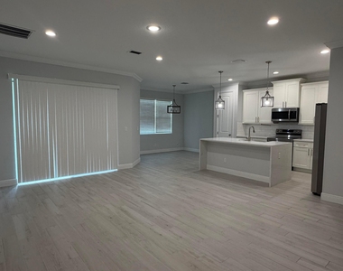 2329 Sw Alminar Street - Photo Thumbnail 4