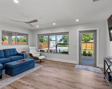 918 Se 3rd Avenue - Photo Thumbnail 5