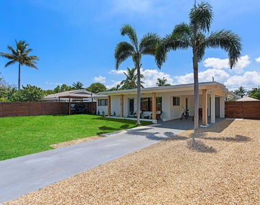 918 Se 3rd Avenue - Photo Thumbnail 1