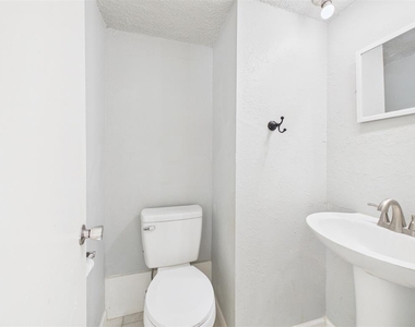 401 Se 12th Avenue - Photo Thumbnail 3