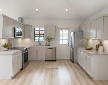 13479 Fountain View Boulevard - Photo Thumbnail 8