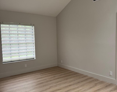 13479 Fountain View Boulevard - Photo Thumbnail 18