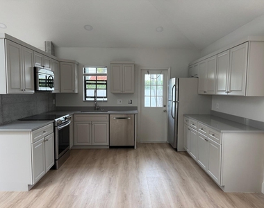 13479 Fountain View Boulevard - Photo Thumbnail 7