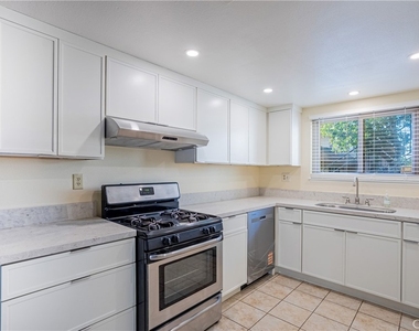 1008 Las Lomas Drive - Photo Thumbnail 2
