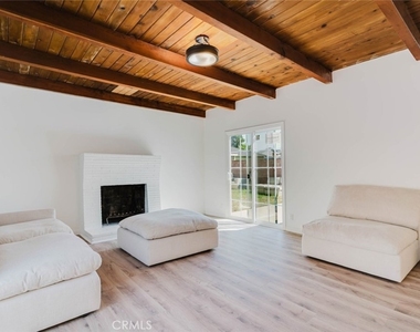 19427 Hart Street - Photo Thumbnail 6