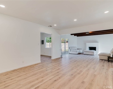 19427 Hart Street - Photo Thumbnail 3