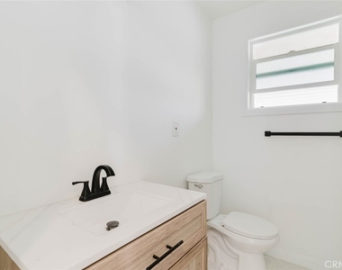 19427 Hart Street - Photo Thumbnail 17