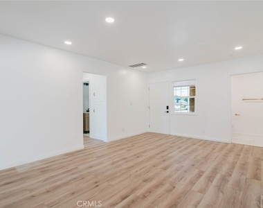 19427 Hart Street - Photo Thumbnail 9