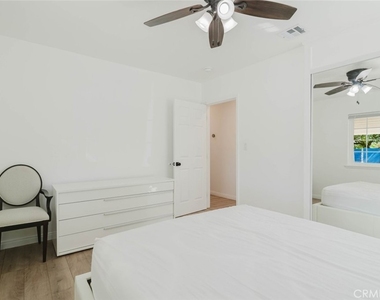 19427 Hart Street - Photo Thumbnail 17