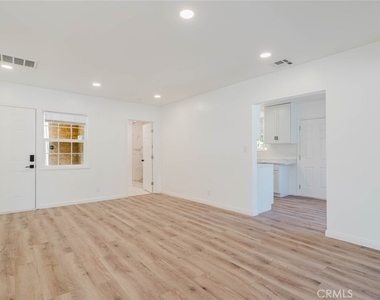 19427 Hart Street - Photo Thumbnail 10