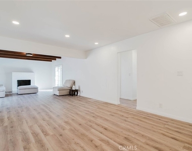 19427 Hart Street - Photo Thumbnail 4