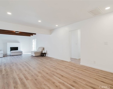 19427 Hart Street - Photo Thumbnail 4