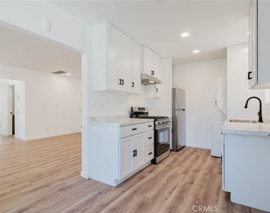 19427 Hart Street - Photo Thumbnail 8
