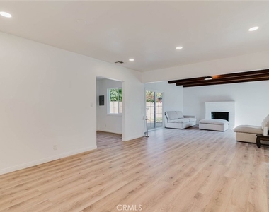 19427 Hart Street - Photo Thumbnail 3