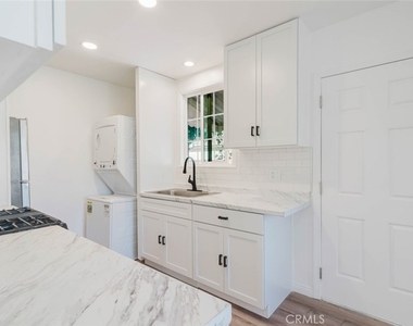 19427 Hart Street - Photo Thumbnail 13