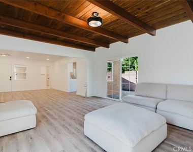 19427 Hart Street - Photo Thumbnail 7