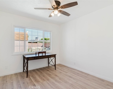 19427 Hart Street - Photo Thumbnail 15