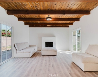 19427 Hart Street - Photo Thumbnail 5