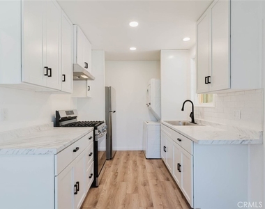 19427 Hart Street - Photo Thumbnail 11