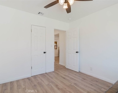19427 Hart Street - Photo Thumbnail 16