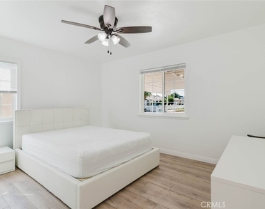 19427 Hart Street - Photo Thumbnail 20