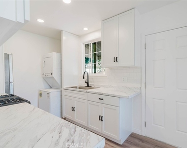 19427 Hart Street - Photo Thumbnail 13