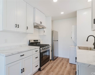 19427 Hart Street - Photo Thumbnail 12
