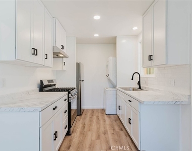 19427 Hart Street - Photo Thumbnail 11