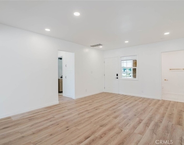 19427 Hart Street - Photo Thumbnail 9