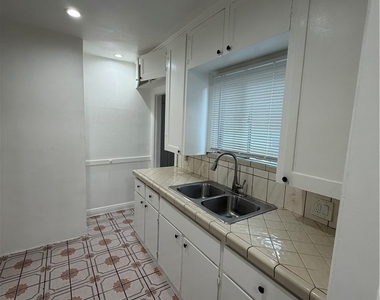 1802 E Glenoaks - Photo Thumbnail 7