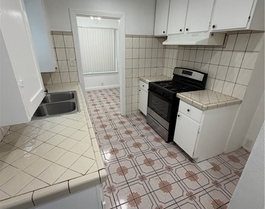 1802 E Glenoaks - Photo Thumbnail 9