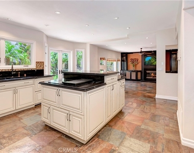 3140 E Bradbury Court - Photo Thumbnail 18