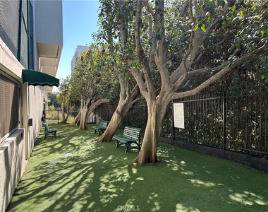 1131 Alta Loma Road - Photo Thumbnail 25