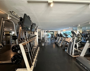 1131 Alta Loma Road - Photo Thumbnail 19